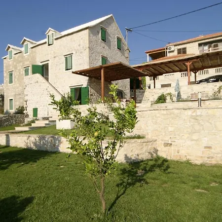Villa Sleeps 6 Pool Wifi Sumartin