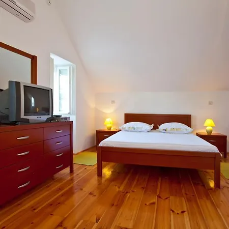 Sleeps 6 Pool Wifi Sumartin