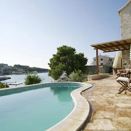 Villa Sleeps 6 Pool Wifi *